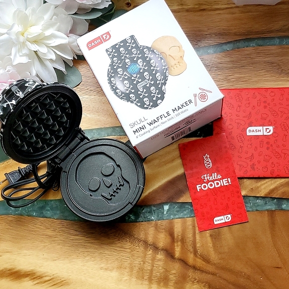 NEW! Skull 4" Mini Waffle Maker - Picture 2 of 6
